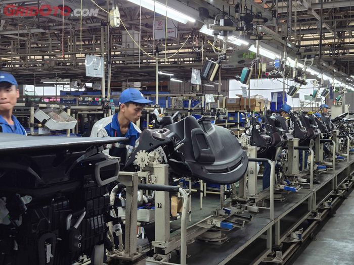 Proses perakitan dashboard Suzuki Fronx