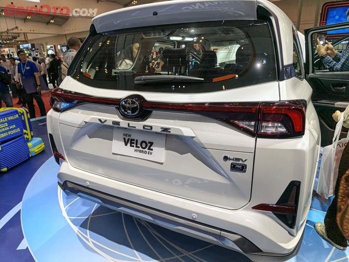 tampilan belakang Toyota Veloz Hybrid