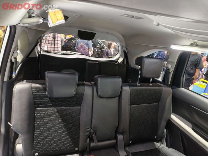 jok baris ke-2 Toyota Veloz Hybrid