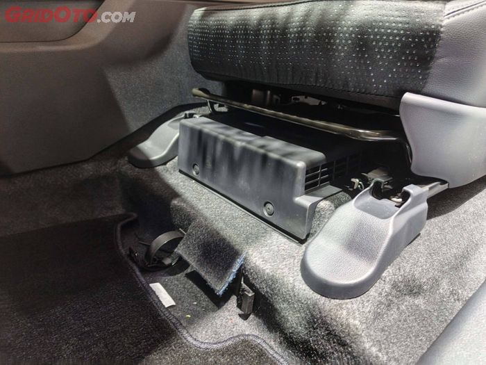posisi baterai di kolong jok di Toyota Veloz Hybrid