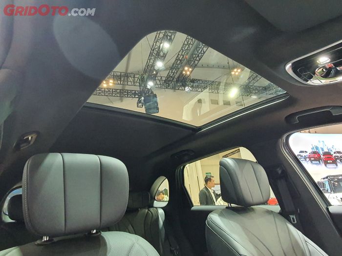 Panoramic sunroof pada Lepas L8