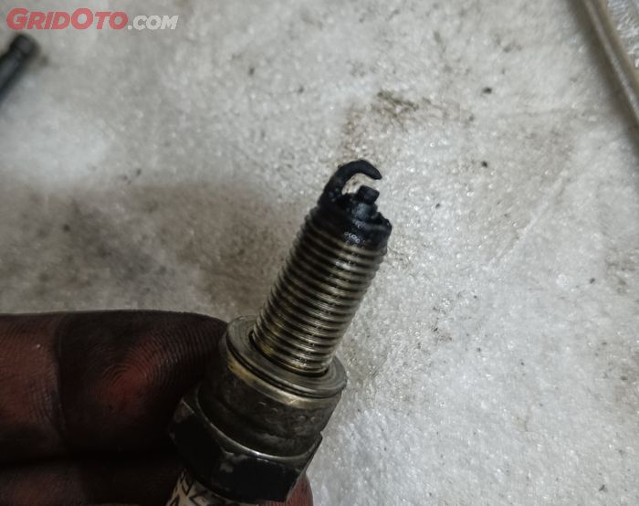 busi mobil yang mengalami keausan 