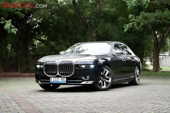 BMW i7 xDrive60 bisa melesar 0-100 km/jam hanya dalam 4,8 detik