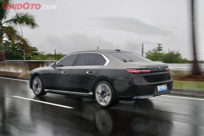 BMW i7 xDrive60 punya jarak tempuh hingga 637 km