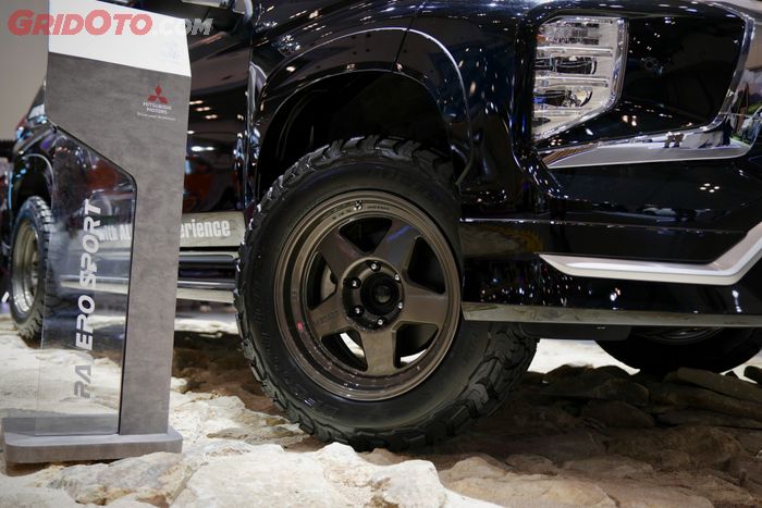 Kaki-kaki Mitsubisi Pajero Sport terlihat kekar berkat pelek 18 inci dan ban A/T