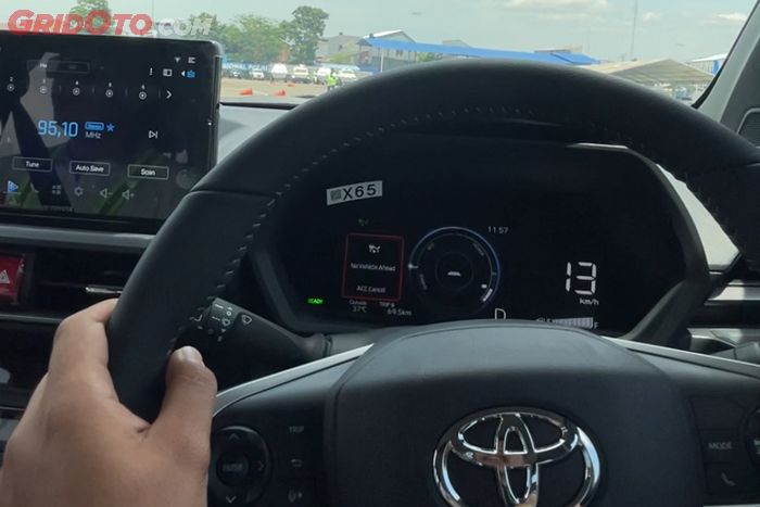 Ketika mobil di depan tiba-tiba tidak terdeteksi, Adaptive Cruise Control langsung self cancel.