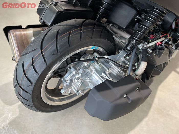 Di sisi kanan, mesin Proto HEV (Hybrid Electric Vehicle) terlihat ada motor listrik tipe side drive.