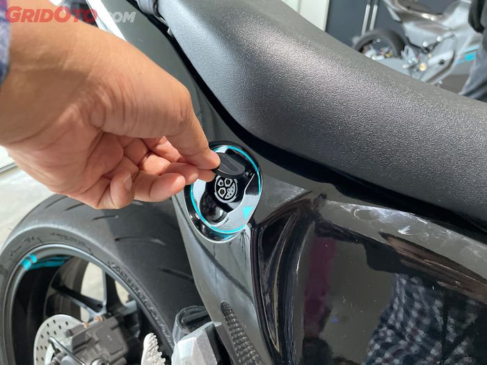 Enaknya teknologi Proto PHEV (Plug In Hybrid Electric Vehicle), bisa ngecas langsung colok ke listrik rumah.