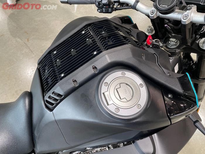 Baterai Proto PHEV (Plug In Hybrid Electric Vehicle) ada di atas tangki, sedang tangki bahan bakar pindah ke kanan dan kiri.