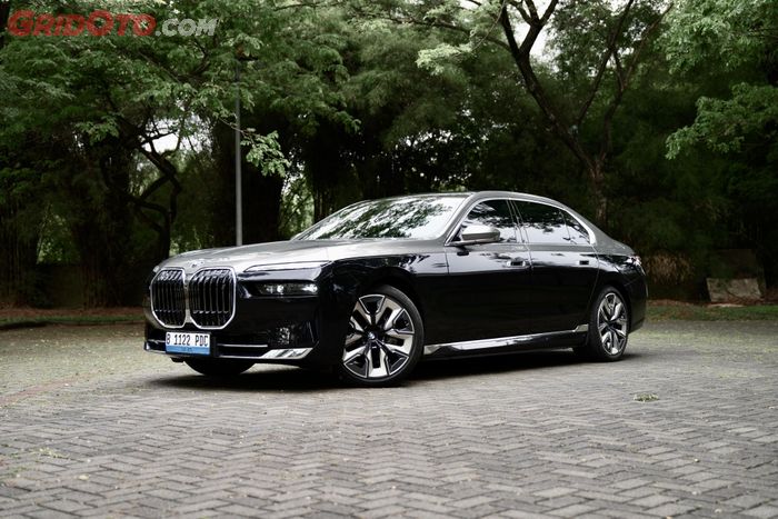 BMW i7 xDrive60 dengan kelir lampu di pinggir gril