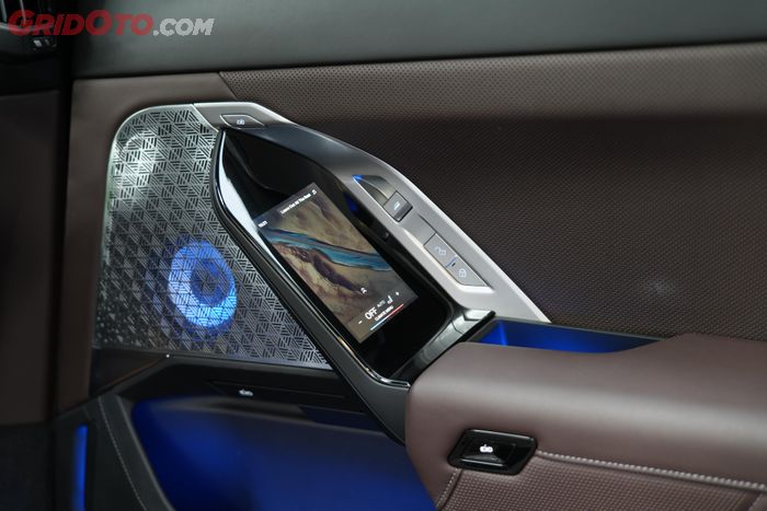 Handel door trim BMW i7 dengan kontrol layar TFT
