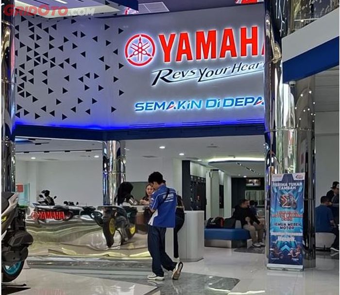 interior Yamaha Flagship Shop Semarang bernuansa premium
