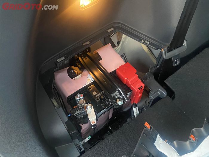Aki Toyota Veloz Hybrid ada di ruang bagasi