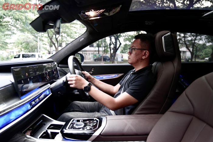 Ditujukan mobil orientasi kenyamanan, BMW i7 xDrive60 tetap terasa sporty