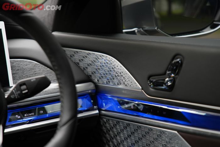 Ada 36 speaker aktif keluaran Bowers &amp; Wilkins untuk sistem audio BMW i7 xDrive60