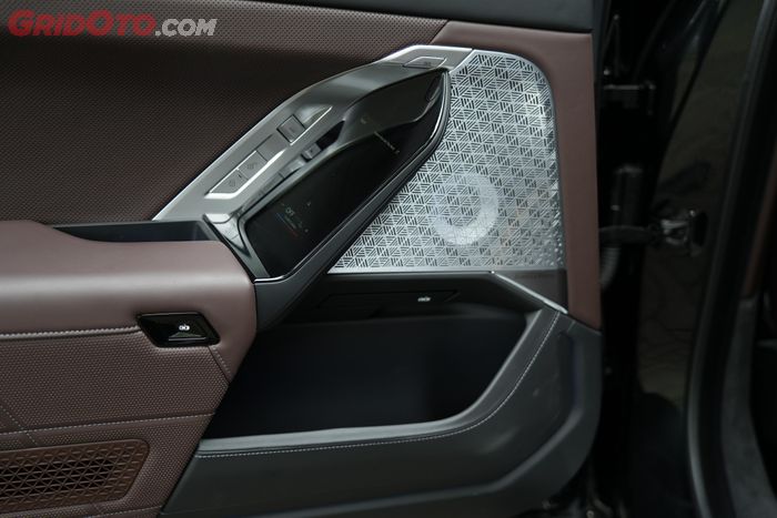 BMW i7 xDrive60 dengan speaker premium sound Bowers &amp; Wilkins