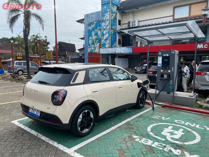 AION UT mengecas di SPKLU Buperta Cibubur.