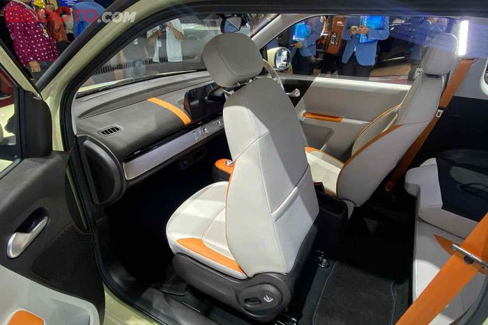 Jok depan Changan Lumin bisa dilipat dengan mudah untuk akses baris kedua.