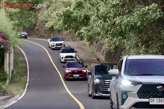 Lini hybrid Toyota melibas medan jalan pesisir pantai Lombok