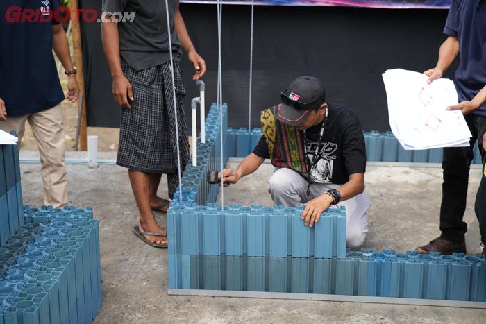Proses pembangunan fasilitas toilet umum Desa Wisata Sasak Ende dengan balok plastik daur ulang