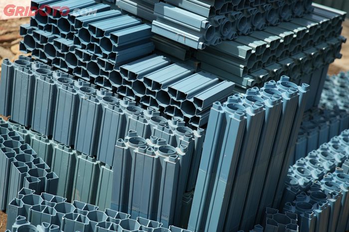 Balok dari plastik daur ulang garapan Block Solution Indonesia untuk dinding bangunan