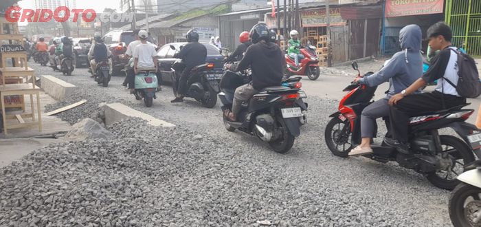Macat  ada perbaikan jalan di Cileduk Indah 1
