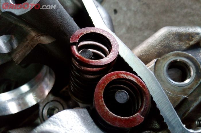 Gejala per klep lemah biasanya muncul ketika mesin sudah panas, suara mesinnya jadi kasar.