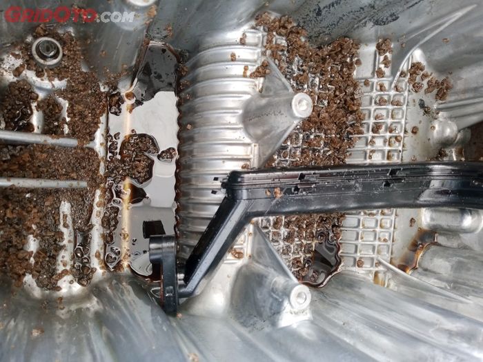 Bekas kotoran banjir masuk kedalam mesin mobil