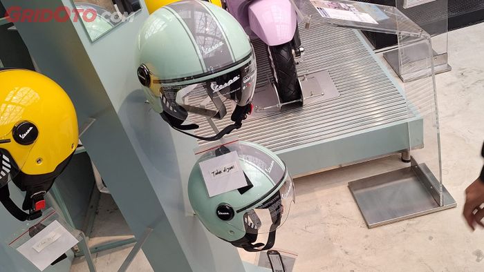 Helm original Vespa yang warnanya coupelan 