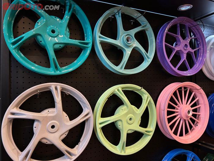 Pelek motor yang diwarnai dengan metode powder coating