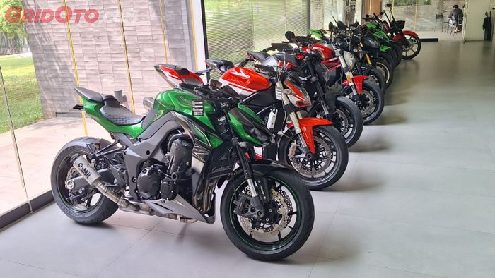 Ilustrasi pilihan moge di showroom 