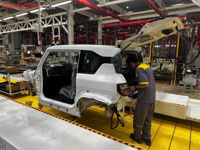 Proses perakitan VinFast VF 3 di Subang, Jawa Barat (15/12/2025)