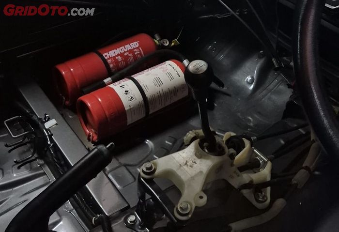 Alat pemadam api ringan di mobil balap