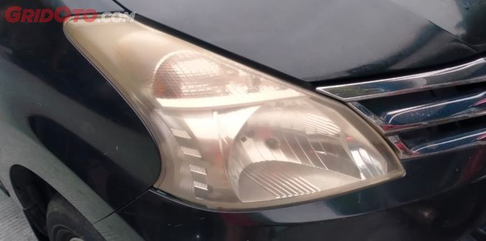 Mika lampu mobil bekas kuning dan kusam