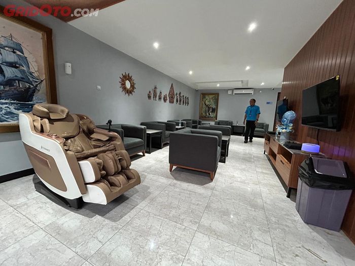 Area menunggu indoor dilengkapi dengan AC yang dingin, sofa, TV besar, PlayStation hingga kursi pijat