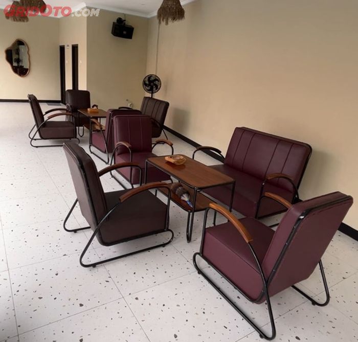 Spot menunggu outdoor di sisi kolam renang bisa dipakai dengan nyaman saat menunggu