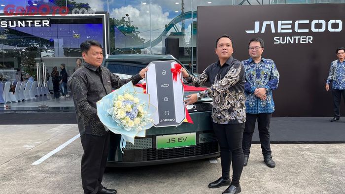 Serah terima J5 EV kepada konsumen di  dealer Jaecoo Sunter