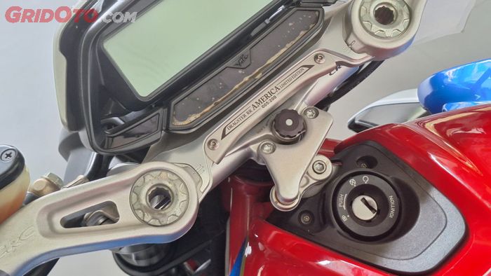 Peneng MV Agusta Dragster 800 RR America Edition yang menandakan kalau ini unit ke-5 dari 200 yang diproduksi 