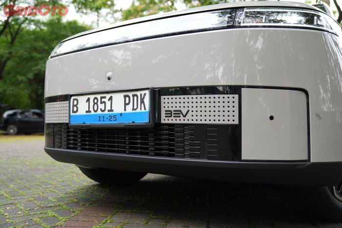 Fitur Active Grill Shutter (AGS) di bemper depan JAECOO J5 EV
