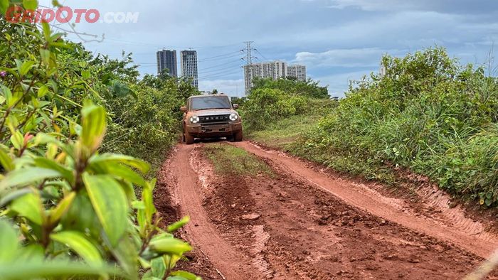 Jetour T2 dengan mudah melibas jalan berlumpur