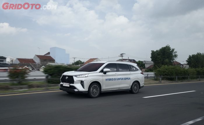 Toyot Veloz Hybrid EV Lintas Nusa