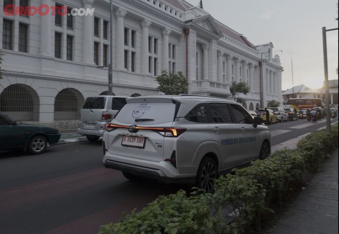 Toyota Veloz Hybrid EV Lintas Nusa di kota tua