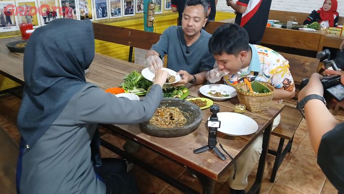 Tim Veloz Hybrid EV Lintas Nusa cobain sambal seruit