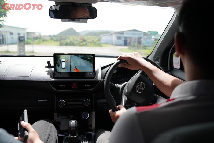 Mengemudi Toyota Veloz Hybrid di Lombok, Nusa Tenggara Barat