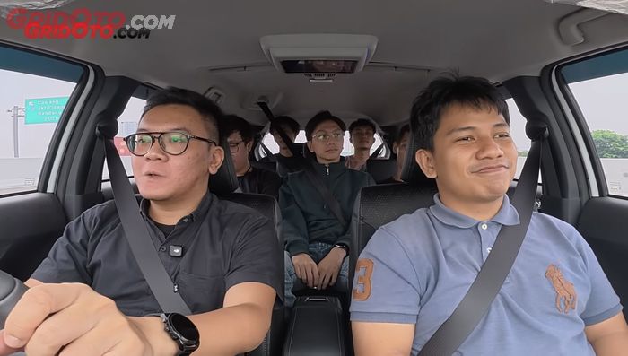 Ilustrasi mobil MPV bermuatan penuh
