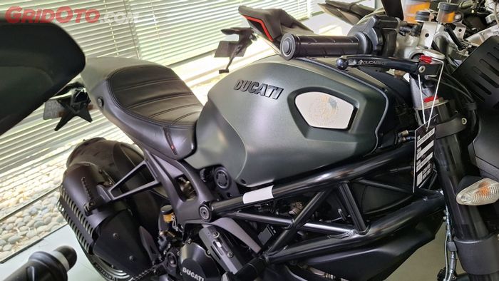 Warna Ducati Monster Diesel Edition sangar berkart kelir warna hijau army 
