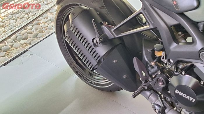 Bentuk knalpot Ducati Monster Diesel Edition, ada cover yang bikin tampilannya makin sangar !