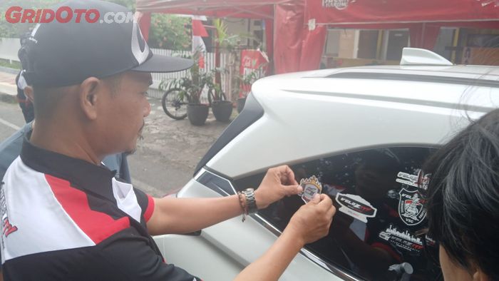 Secara simbolis, Heri Noviyanto menempelkan stiker klub di Veloz Hybrid