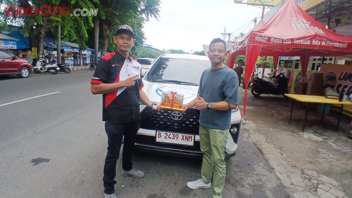 GridOto diwakili oleh Trybowo menerima cenderamata dari V9elozity Lampung