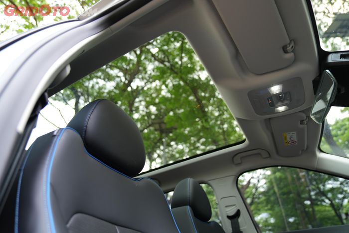 Panoramic glass roof JAECOO J5 EV berukuran 1,45 meter persegi